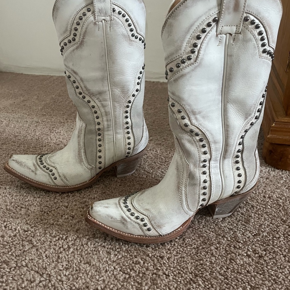 Idyllwind Women’s Boots size 7.5 white studded Snip Toe